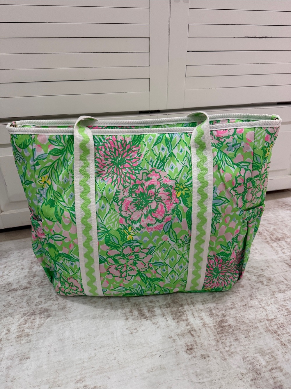 Lilly Pulitzer Green, Pink & White Floral insulated soft cooler bag. - Picture 2 of 5